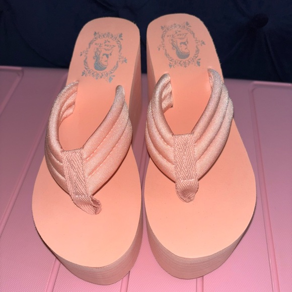 BRAND NEW! Peach Wedge Thong Sandals - Size 9 - Picture 3 of 5
